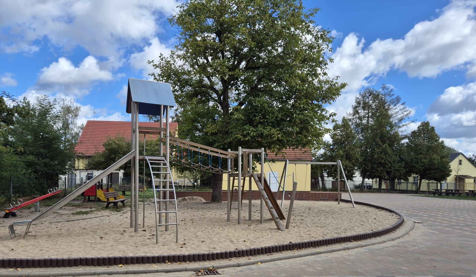 wir spielen auf dem öffentlichen Spielplatz der  Gemeinde Brieskow-Finkenheerd