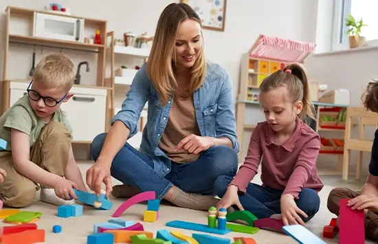 Kinder spielen mit Klötzen