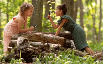 Kinder im Wald