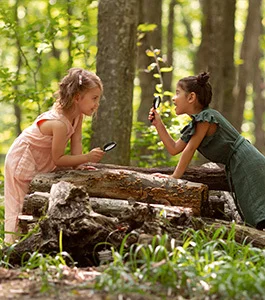 neugierige-kinder-bei-einer-schatzsuche