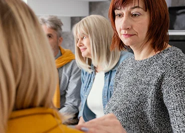 gruppentherapie-trostende-frau