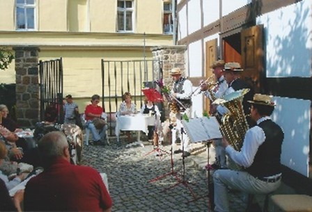 Musikanten auf dem Hinterhof