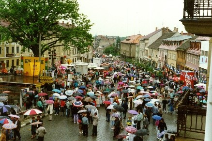 Eine Straße voll Menschen im Regen