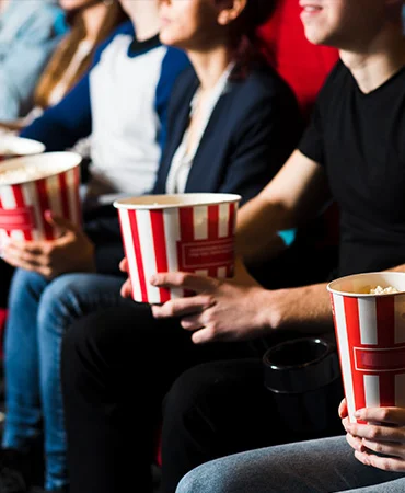 kinobesucher-mit-popcorn
