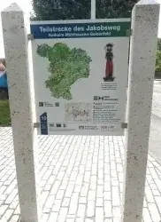 Rast- und Ruhestation mit künstlerischer Jakobusskulptur, Ruhebank und Informationstafeln