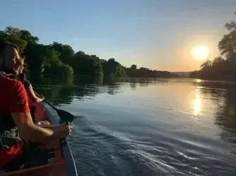 Personen mit dem Boot auf dem Wasser