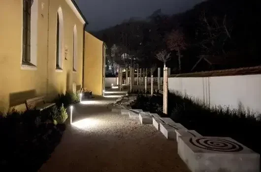 saal_friedhof_nacht