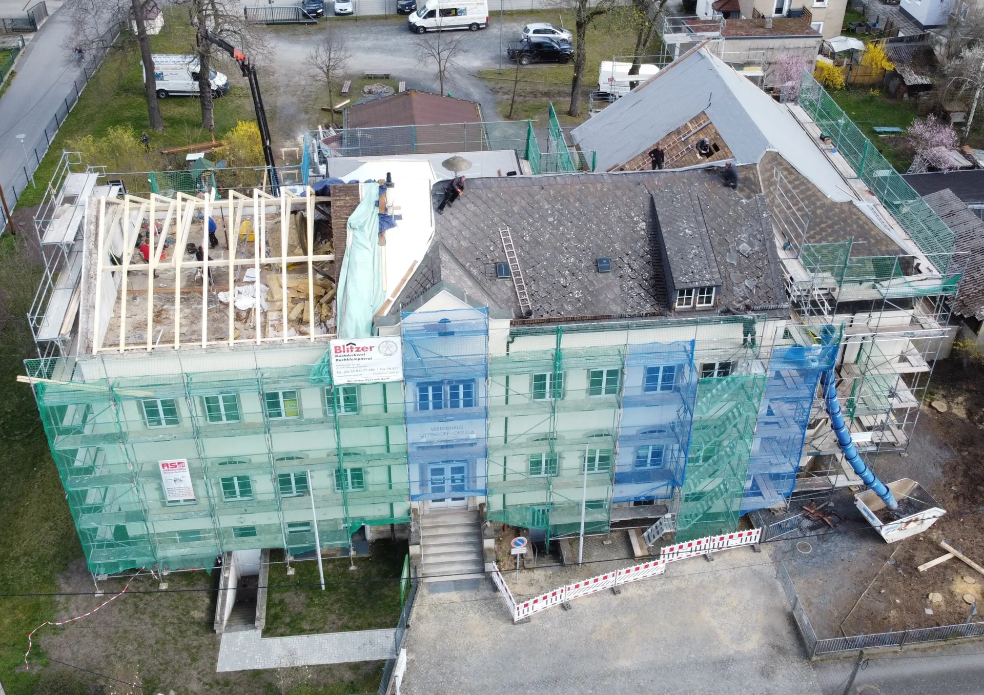 Luftbild vom eingerüsteten Gebäude