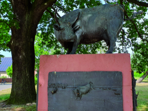 Denkmal Die wilde Kuh von Bahnitz von Christa Biederbick in der Dorfmitte