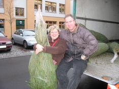 Fr. Quandt bei der Übergabe des  Weihnachtsbaumes durch den  grünen Holländer 2006