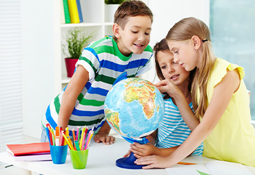kinder-mit-globus