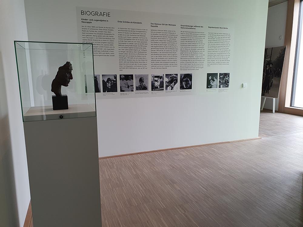Blick in die Ausstellung Renée Sinteniis, Foto: (c) Museum Neuruppin