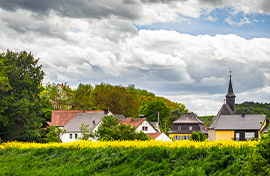 dorf-hinterm-huegel