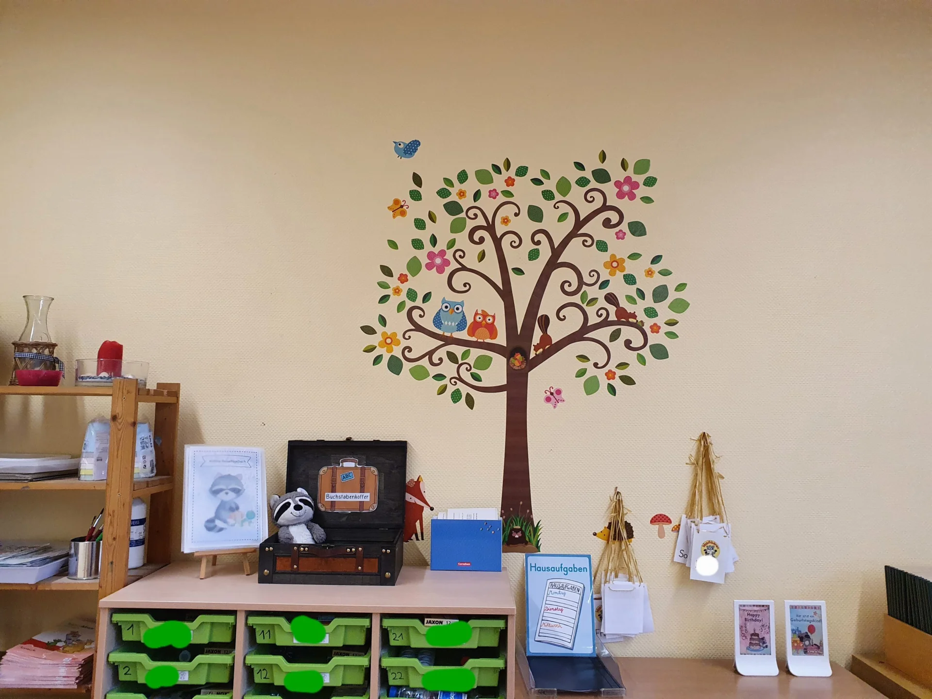 Regal an der Wand mit Buchstabenkoffer