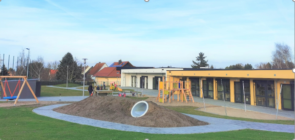 Kindertagesstätte -Kleine Naturentdecker- Schildau, Blick auf das Gebäude und die Außenspielfläche