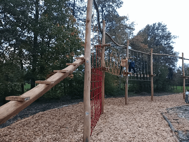 Seilgarten im Pool