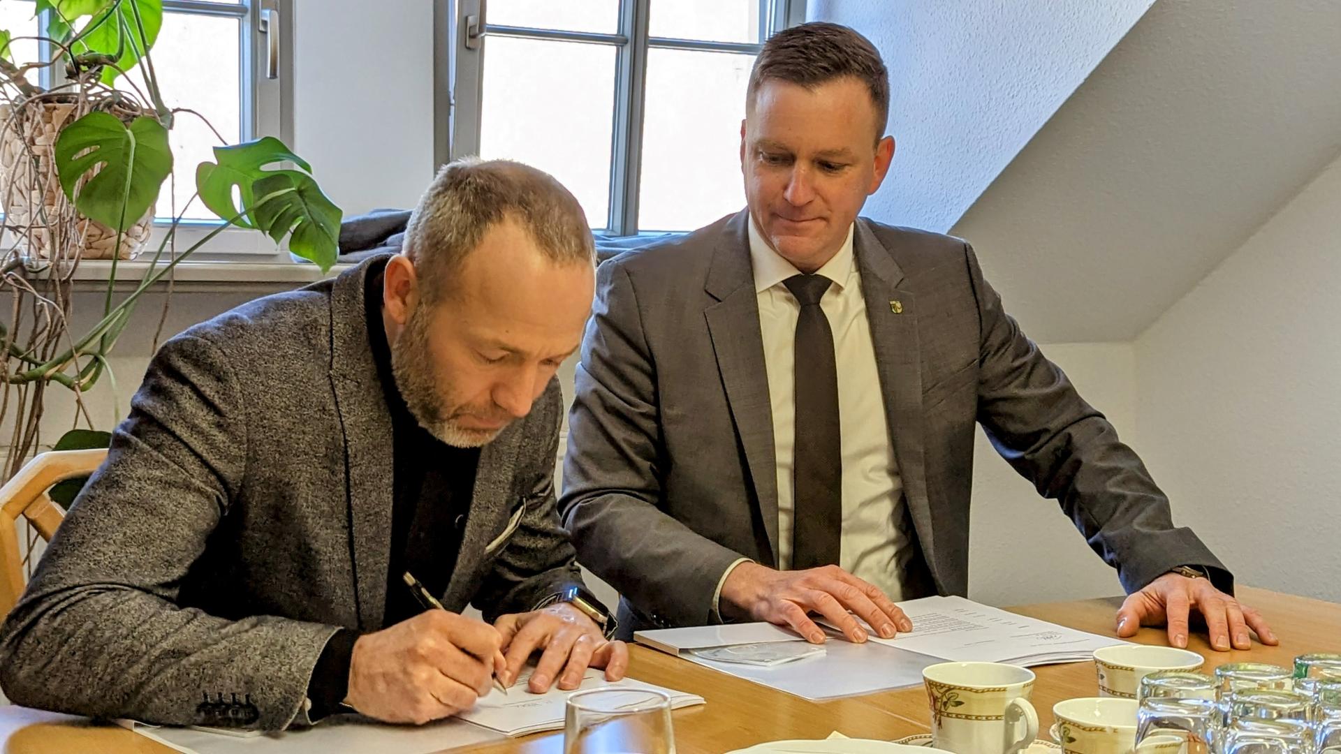 Unterzeichnung des Zuwendungsvertrages (links Martin Flechsig – Geschäftsführer mitteldeutsche IT, rechts Bürgermeister Thomas Peters)