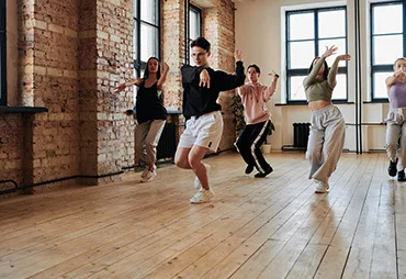 leiter-der-vogue-dance-performance-gruppe-die-teenagern-neue-bewegungen-zeigt