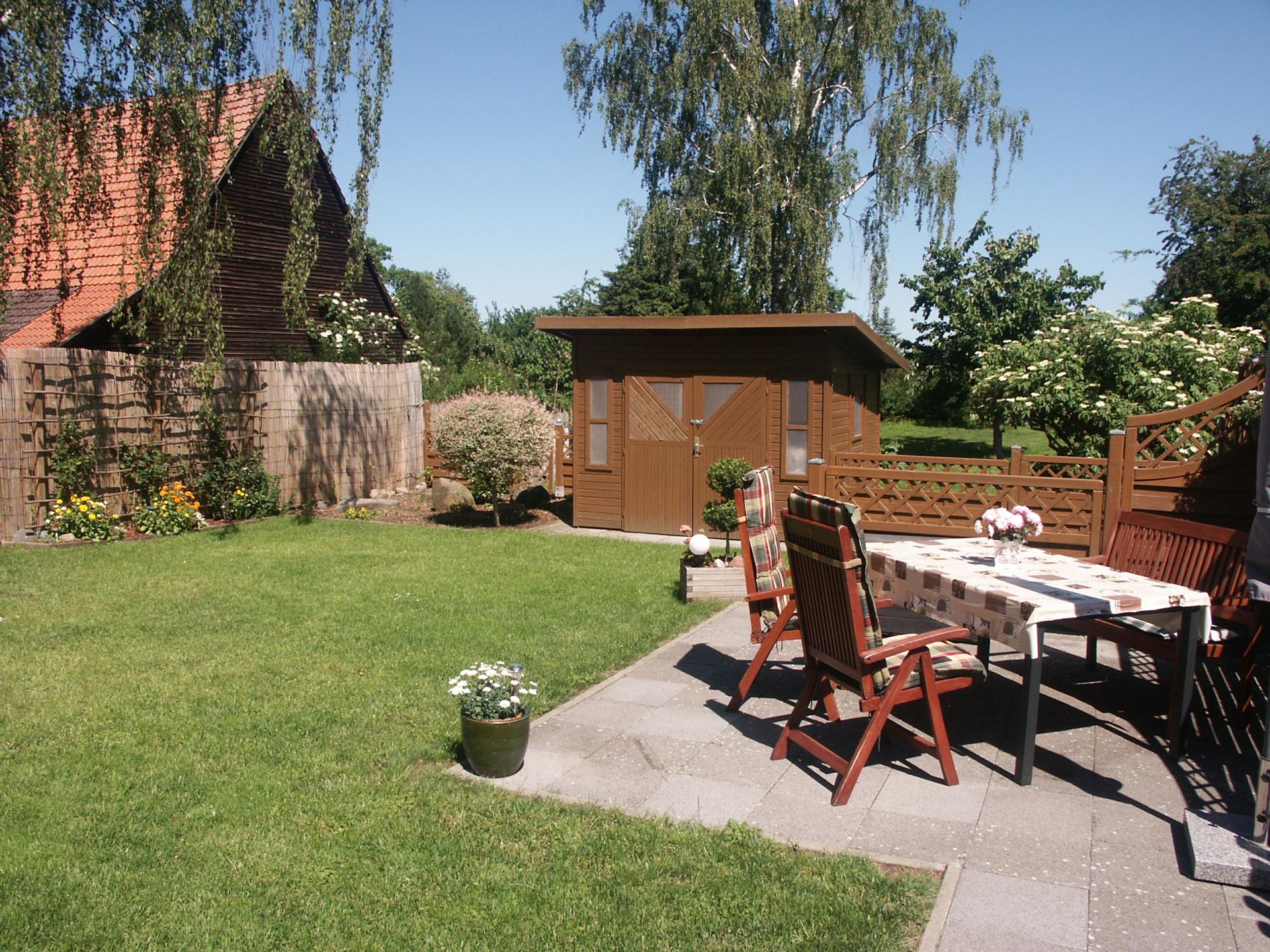 Terrasse mit Garten + Gartenhaus