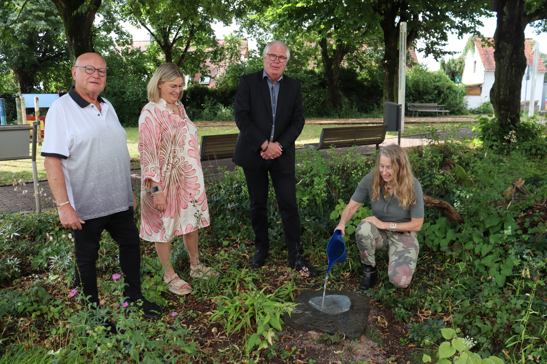 Auf der Blühwiese am Maintaler Rathaus steht eine Trinkschale für Kleintiere, die Monika und Arthur Bock vom gleichnamigen Steinmetzbetrieb gespendet haben. Damit unterstützen sie das Projekt „Wasser für Wildtiere“ von Silke Schneider aus dem Fachdienst Umwelt im Dezernat des Ersten Stadtrats Karl-Heinz Kaiser.