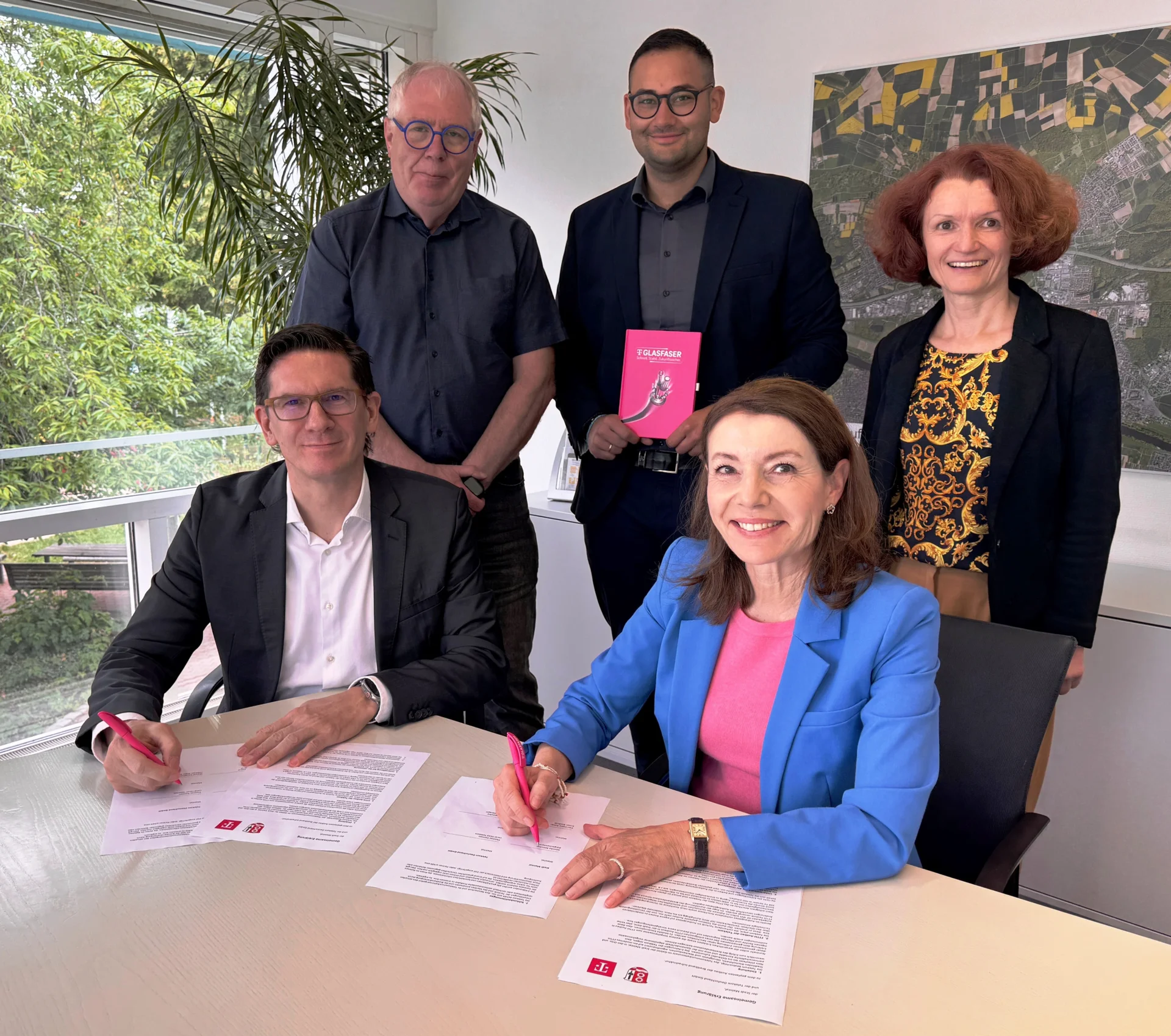 Unterzeichnung der gemeinsamen Erklärung zum Glasfaserausbau in Wachenbuchen