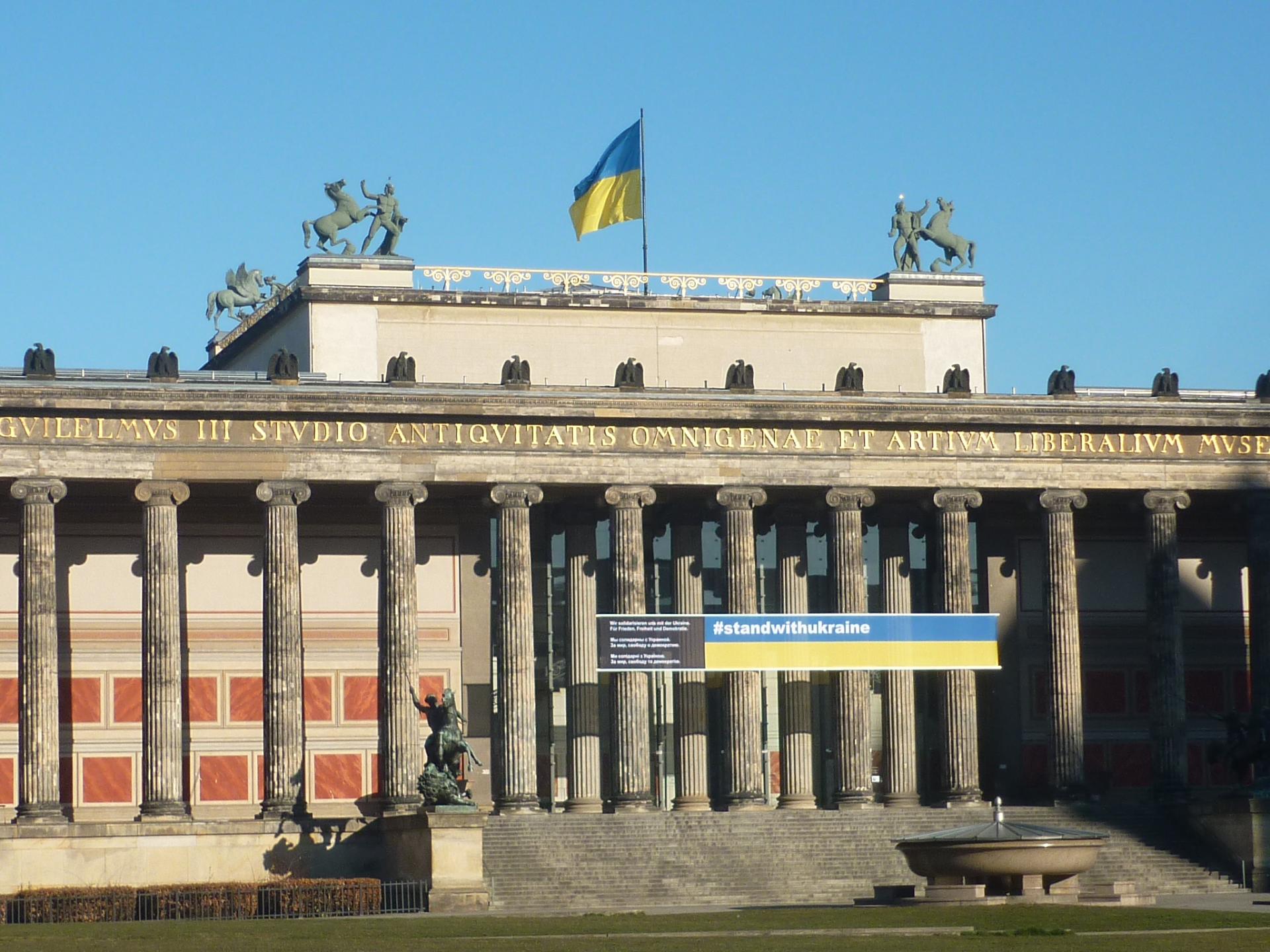 Altes Museum mit Solidaritätsbekundung für die Ukraine 2022