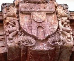 Das Wappen von Leisnig als  Schlussstein am Rathauseingang