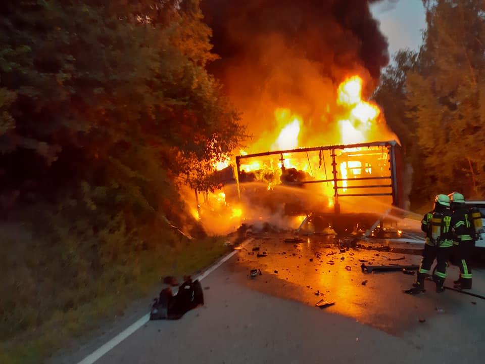 Verkehrsunfall, Lkw brennt, Pkw Fahrer eingeklemmt 01.07.2020