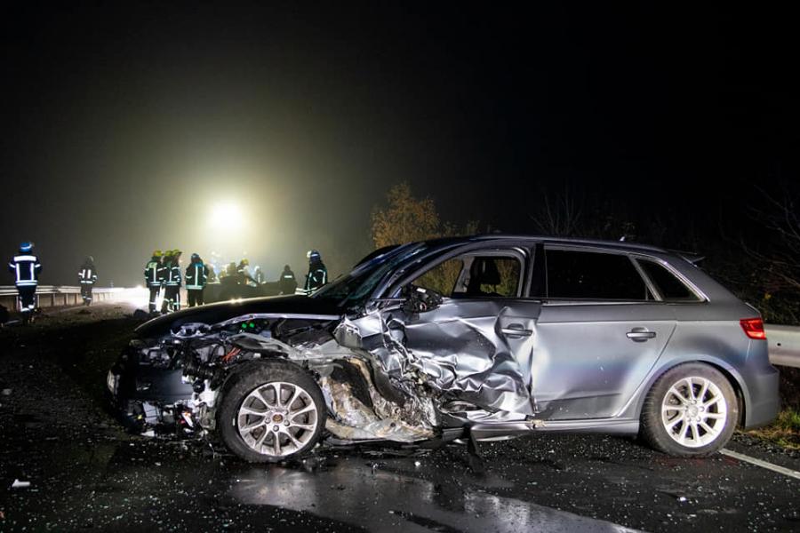 Verkehrsunfall mit eingeklemmter Person, B85 Höhe Ruderting 16.11.2019