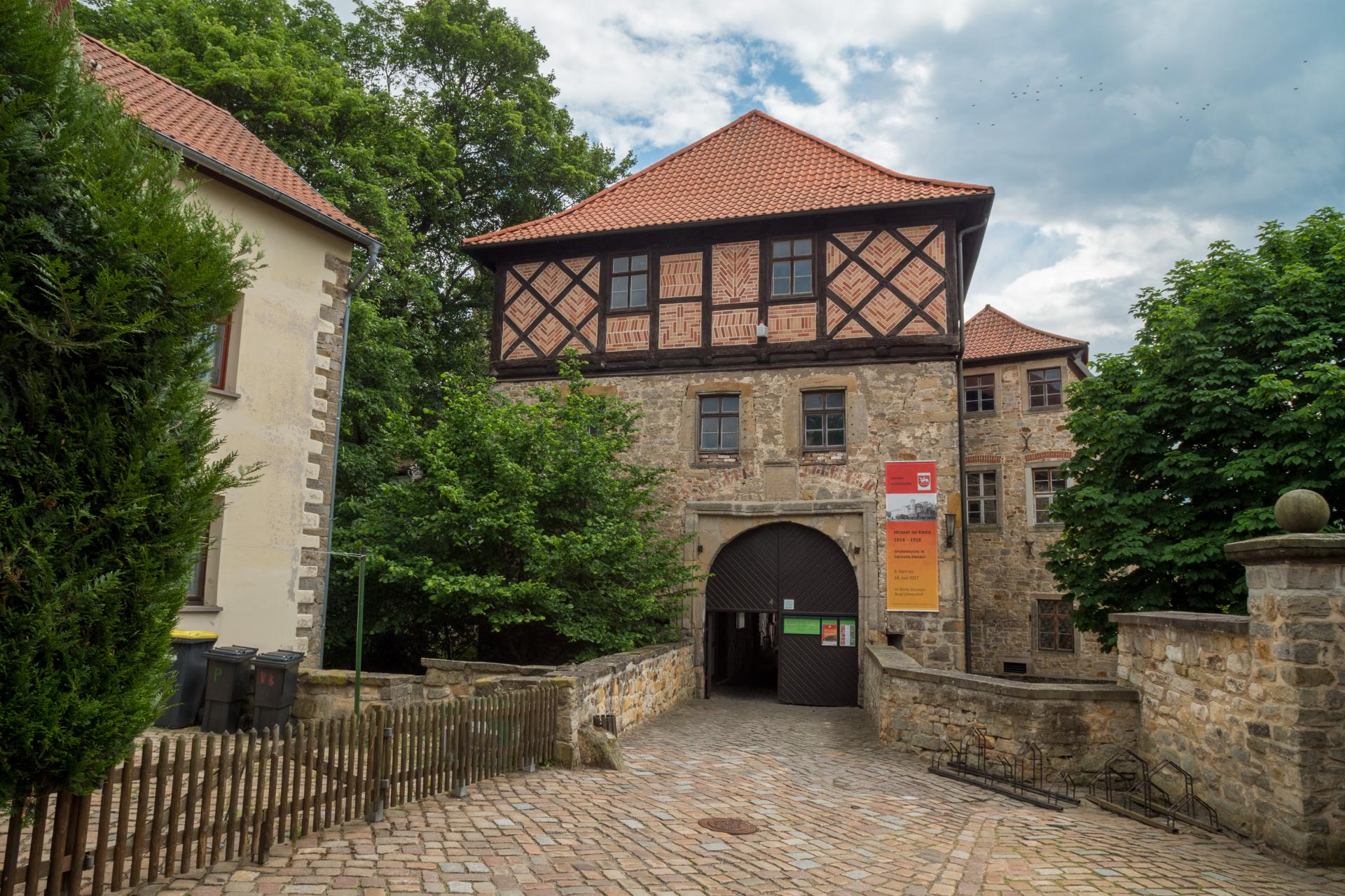 Eingang zum Burghof