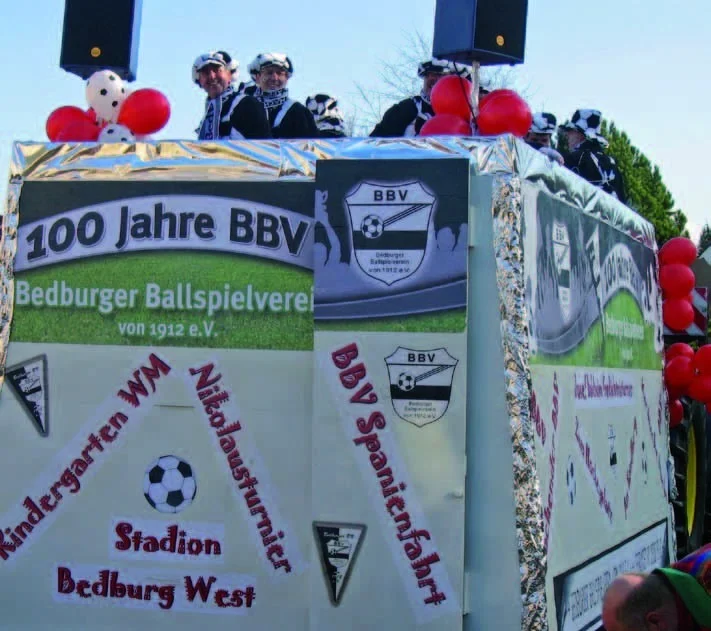 Der mit 100 Jahre BBV beschriftete Jubiläumswagen beim Bedburger Karnevalsumzug 2012.