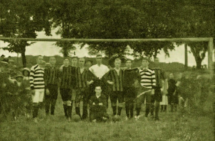 Die Mannschaft des BBV steht 1913 vor einem Fußballtor auf dem Roßmarkt.