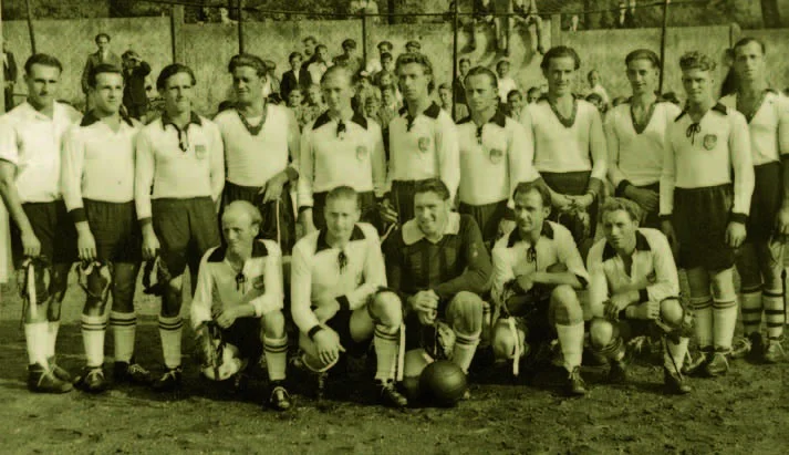 Die Meistermannschaft des BBV von 1950 in weißen Trikots bei einem gemeinsamen Mannschaftsfoto.