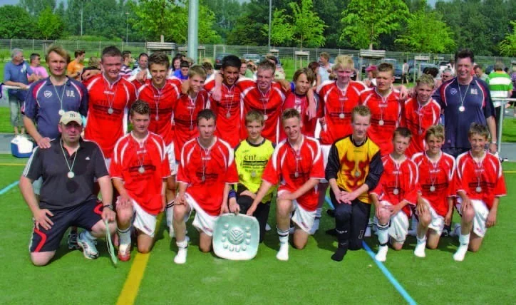 Die U15-Mannschaft des Bedburger BV präsentiert sich mit Trainern und Betreuern als Mittelrheinmeister 2006/07.