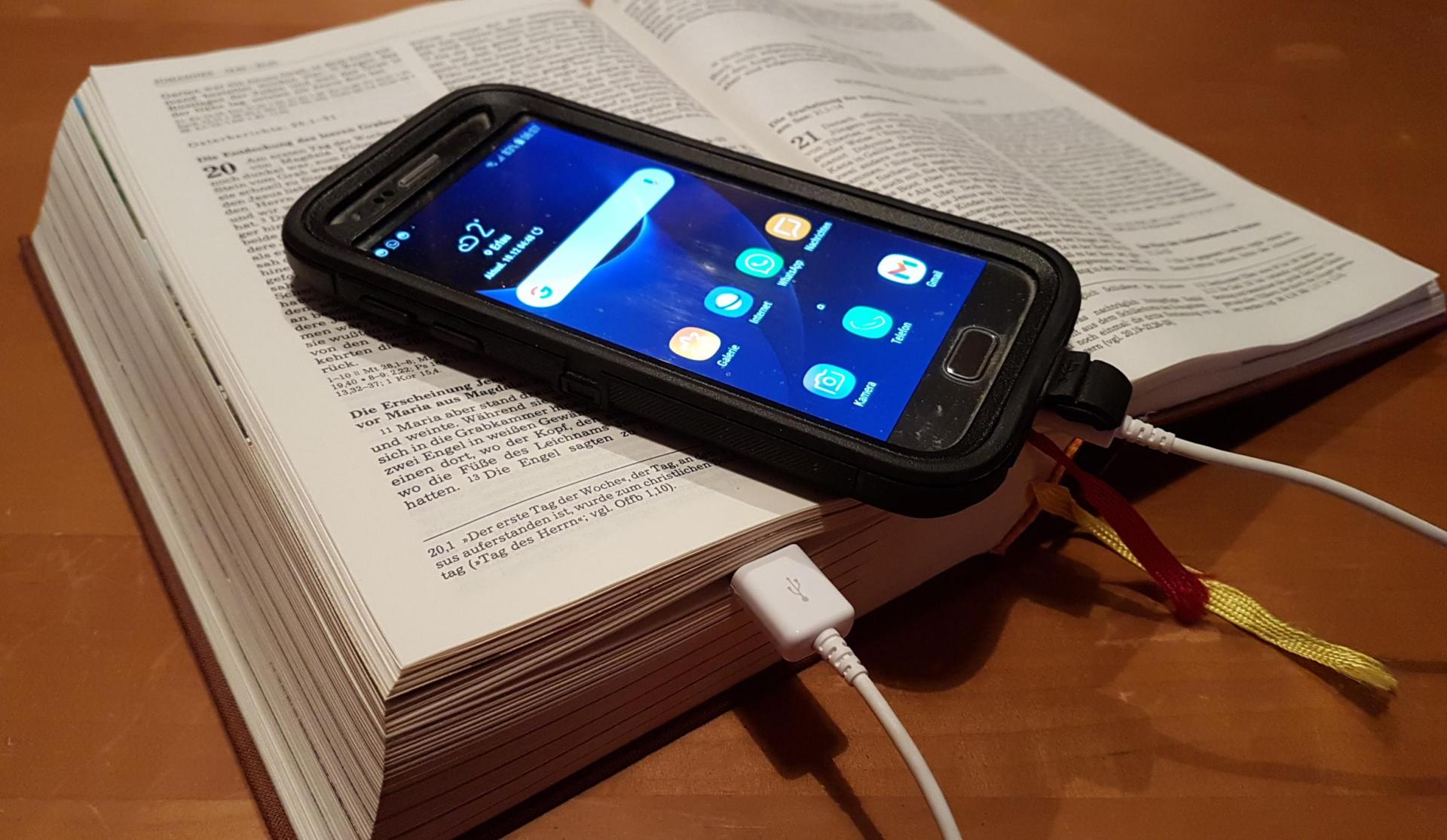 Bibel mit Handy
