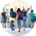 schüler rennen durch schulflur