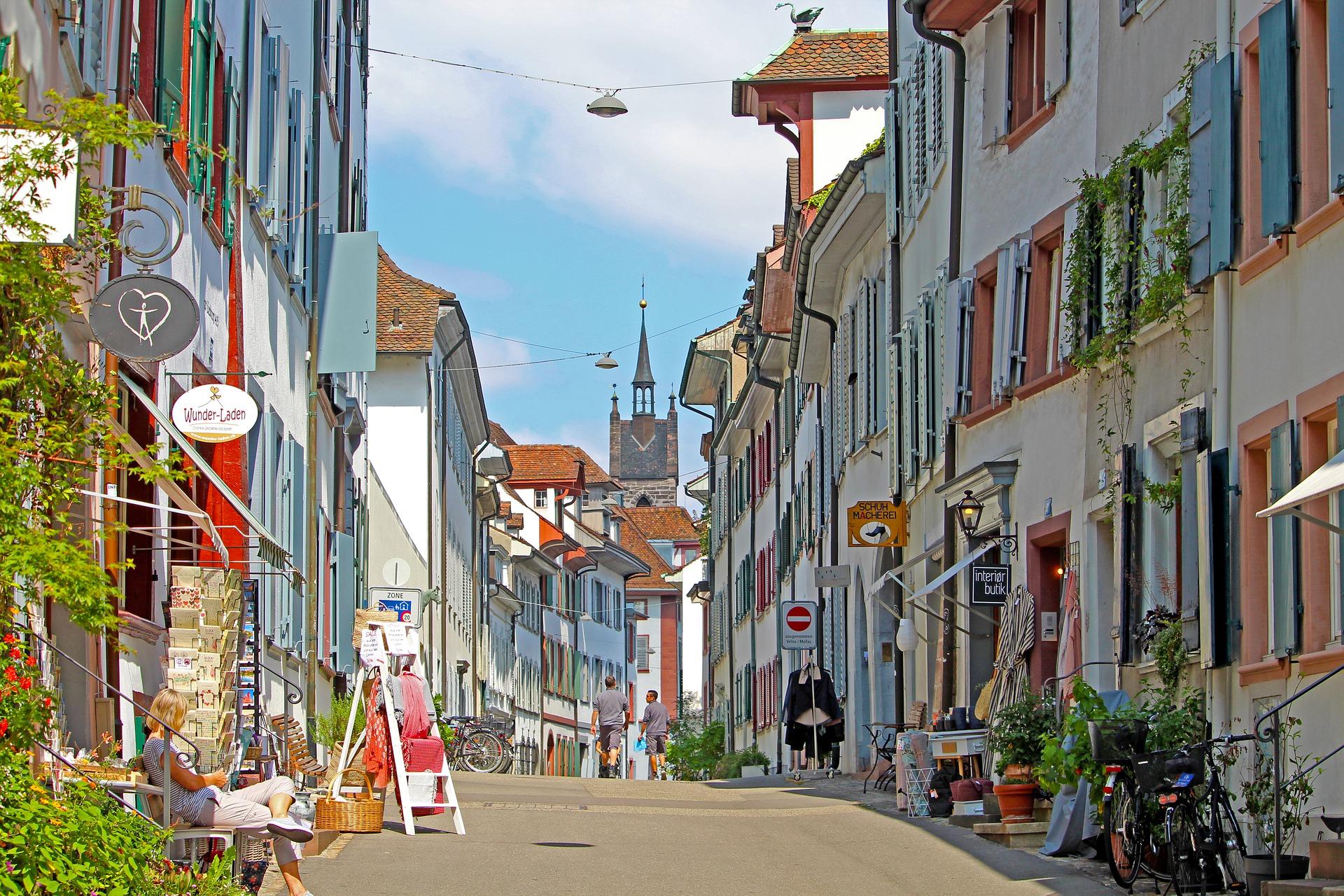 Bild Straße mit Läden, Quelle: Bild von Birgit Böllinger auf Pixabay