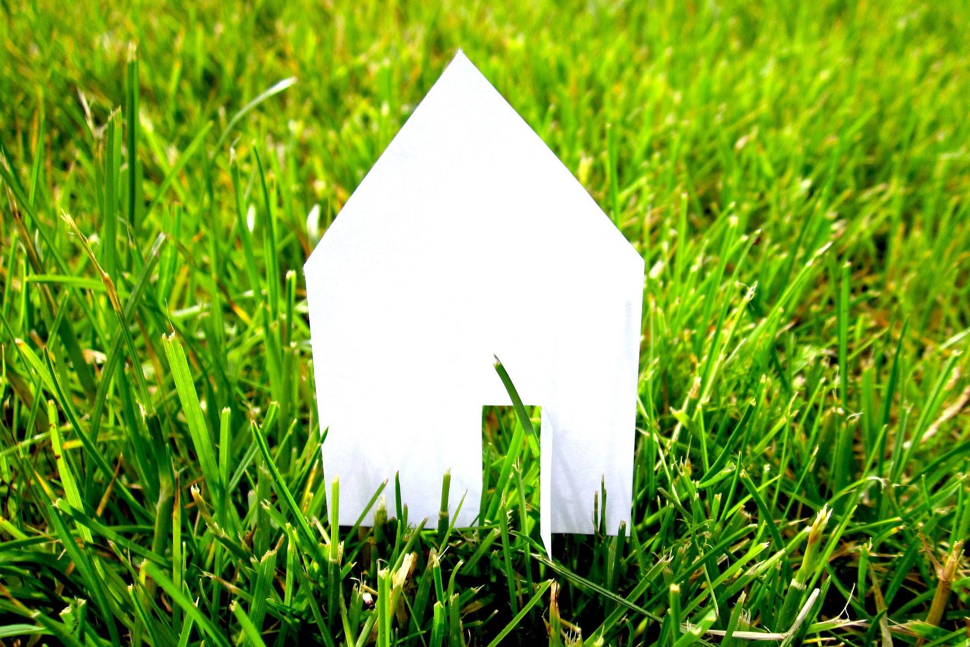 Haus auf grünem Gras, Quelle: Pixabay