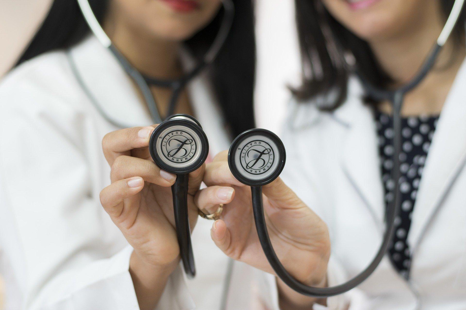 Bild Doktorinnen mit Stethoskop, Quelle: Bild von jennycepeda auf Pixabay