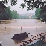überfluteter Sportplatz