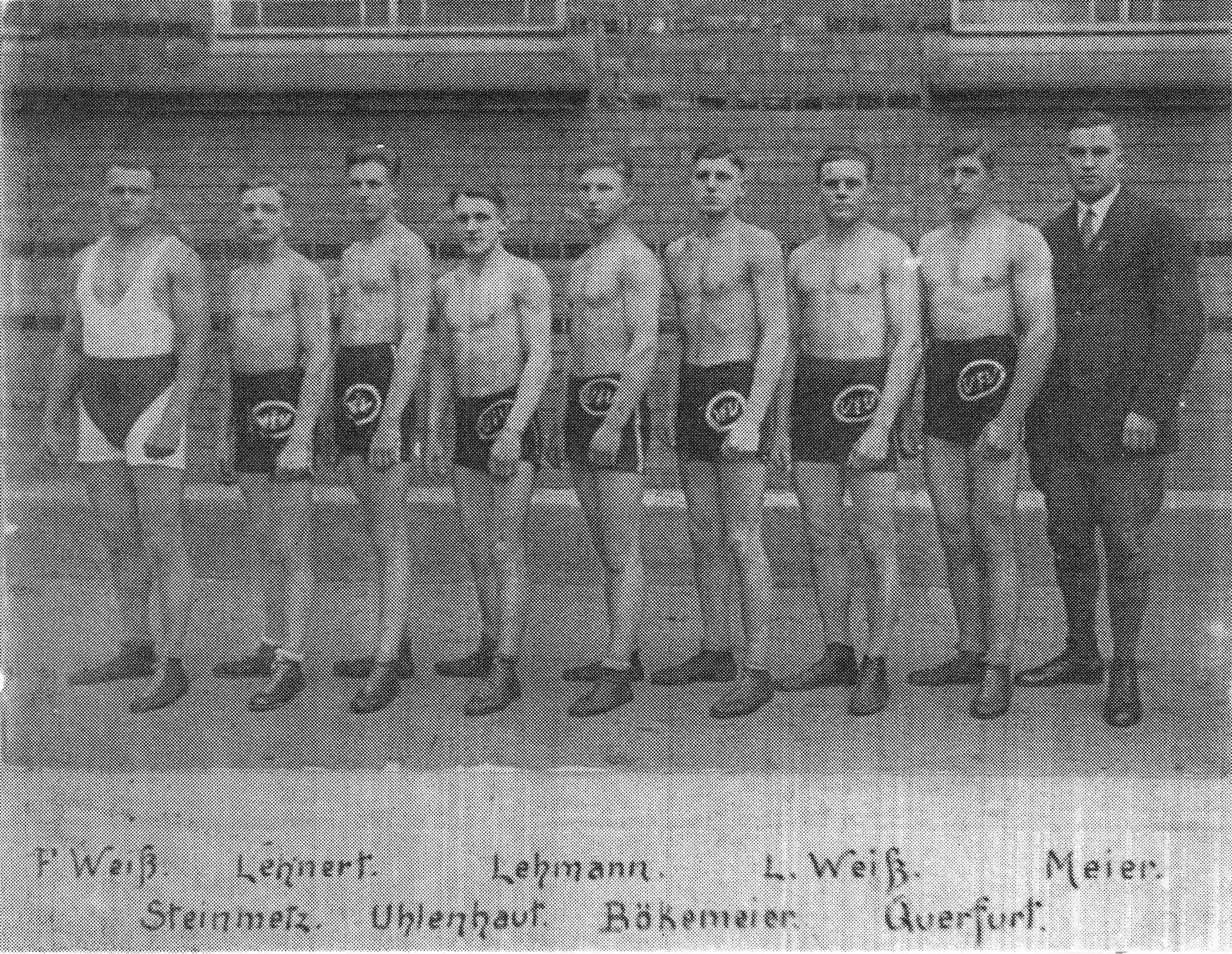 Abbildung 3: Erste Mannschaft des VfV: In der wahrscheinlichen Reihenfolge von links nach rechts lautet die Beschriftung: F. Weiß, Steinmetz, Leppert, Uhlenhaut, Lehmann, Bö-kemeier, L. Weiß, Querfurt und Meier. Die Zuordnung beruht auf der räumlichen Anordnung der Namen; Verbindungslinien oder eine gesonderte Legende liegen nicht vor [4].