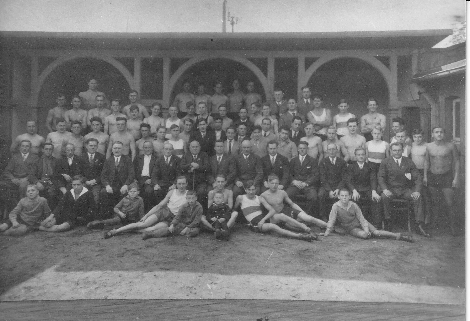 Abbildung 2: Undatierte Gruppenaufnahme, vermutlich aus dem Umfeld des VfV in den 1920er Jahren [4]. Die fünfte Person von links in der ersten stehenden Reihe wird aufgrund eines visuellen Vergleichs mit einer beschrifteten Porträtaufnahme wahrscheinlich als Rein-hold Liesegang identifiziert (eigene Identifizierung). Er wurde 1932 Denecke zufolge letzter Vorsitzender des VfV [1, S. 272]. Für eine Zuordnung zum Verein sprechen außerdem die quergestreiften Sporthemden, die auch auf weiteren VfV-Aufnahmen zu erkennen sind. An-lass und genauer Aufnahmezeitpunkt sind nicht bekannt.