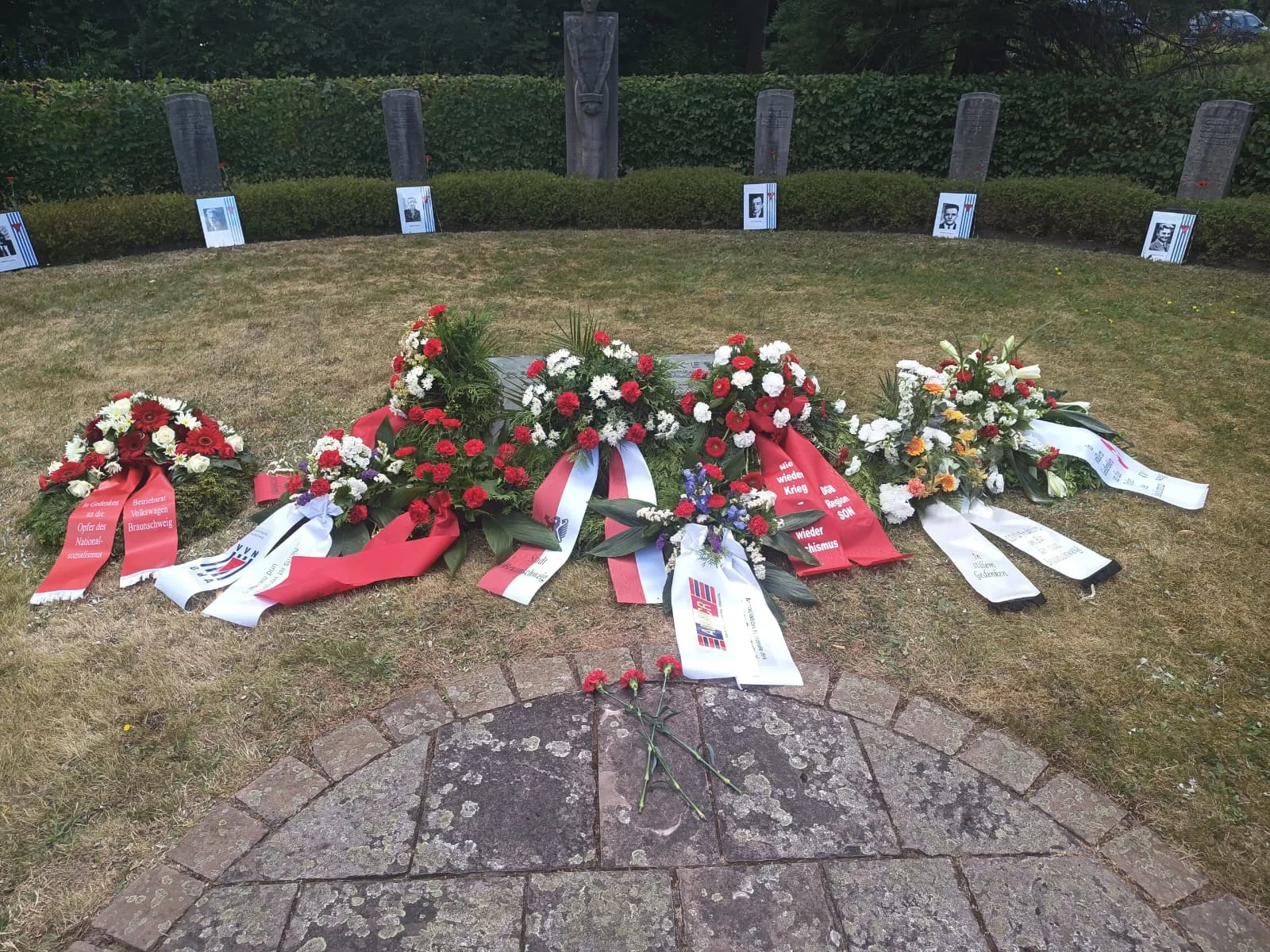 Abbildung 10: Denkmal für die Opfer der Rieseberg-Morde auf dem Stadtfriedhof in Braun-schweig. Inschrift der Gedenktafel: „Zum Gedenken an elf aufrechte Demokraten und Antifa-schisten, die am 4. Juli 1933 in Rieseberg von Nazis ermordet wurden. Hermann Behme, Willi Ludwig, Julius Bley, Walter Römling, Hans Grimminger, Gustav Schmidt, Kurt Heinemann, Willi Steinfass, Reinhold Liesegang, Alfred Staats und ein unbekanntes Opfer. Zehn der Toten fanden hier ihre letzte Ruhestätte. Kurt Heinemann wurde in Schöningen beigesetzt. Den Toten zur Ehre. Den Lebenden zur Mahnung.“ [Eigene Aufnahme 04.07.2025]
