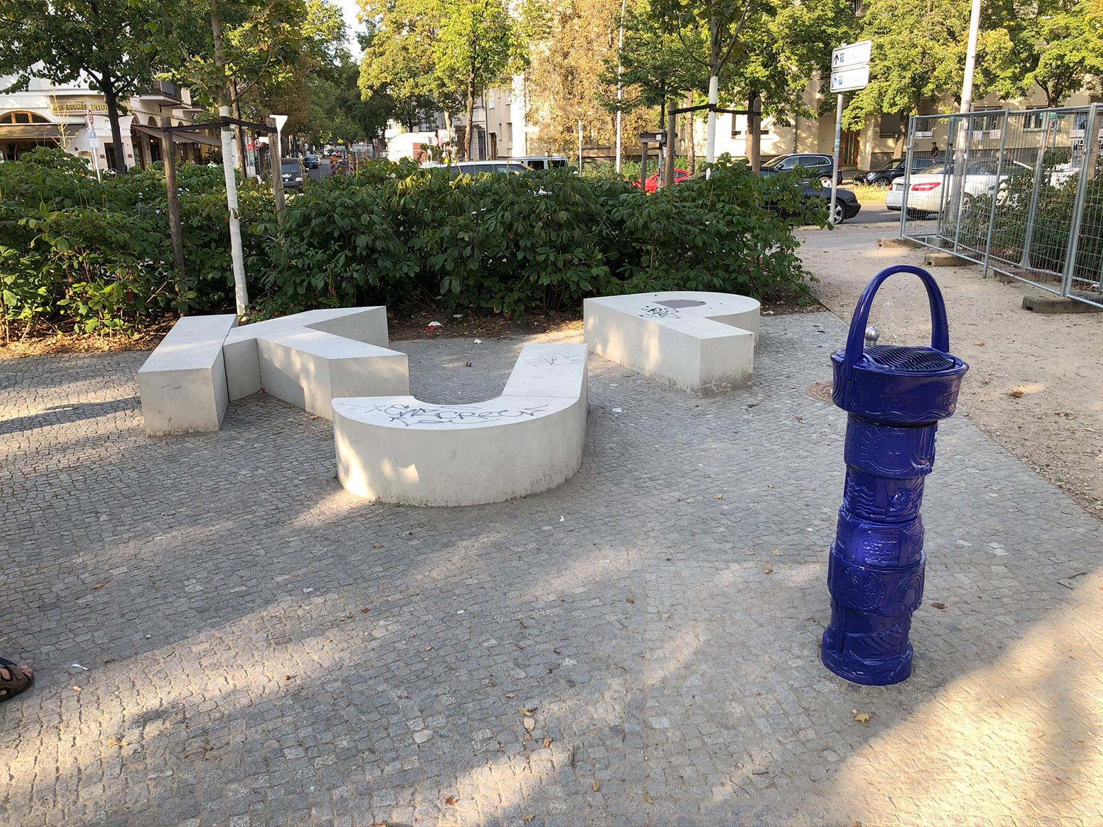 Olivaer Platz "KJP"-Bänke und Brunnen