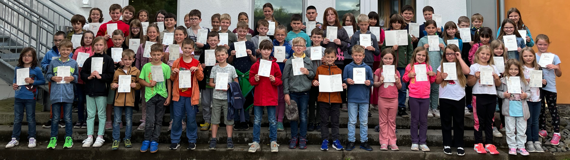 Stolze Leistungen, stolze Kinder: Die Kinder der Grundschule Guckheim freuen sich über ihre Urkunden.