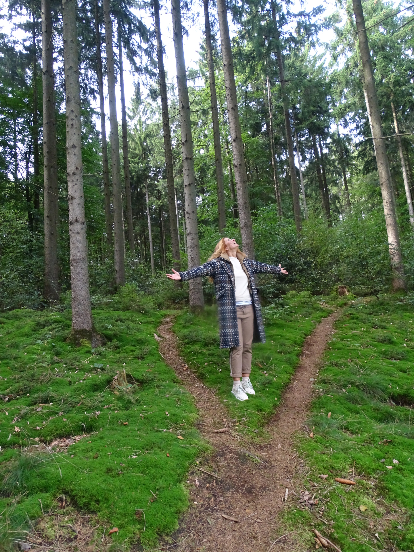 Frau Thiessen im Wald