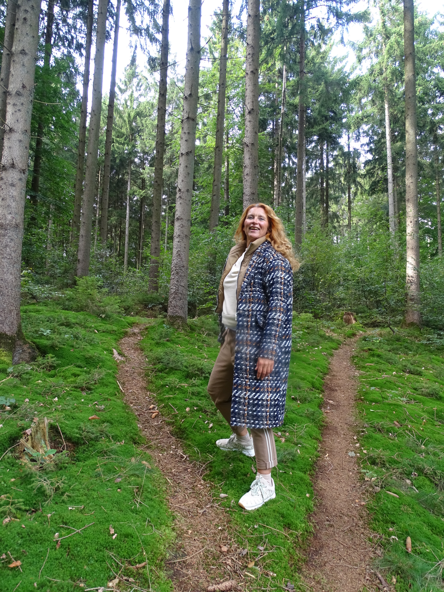 Frau Thiessen im Wald