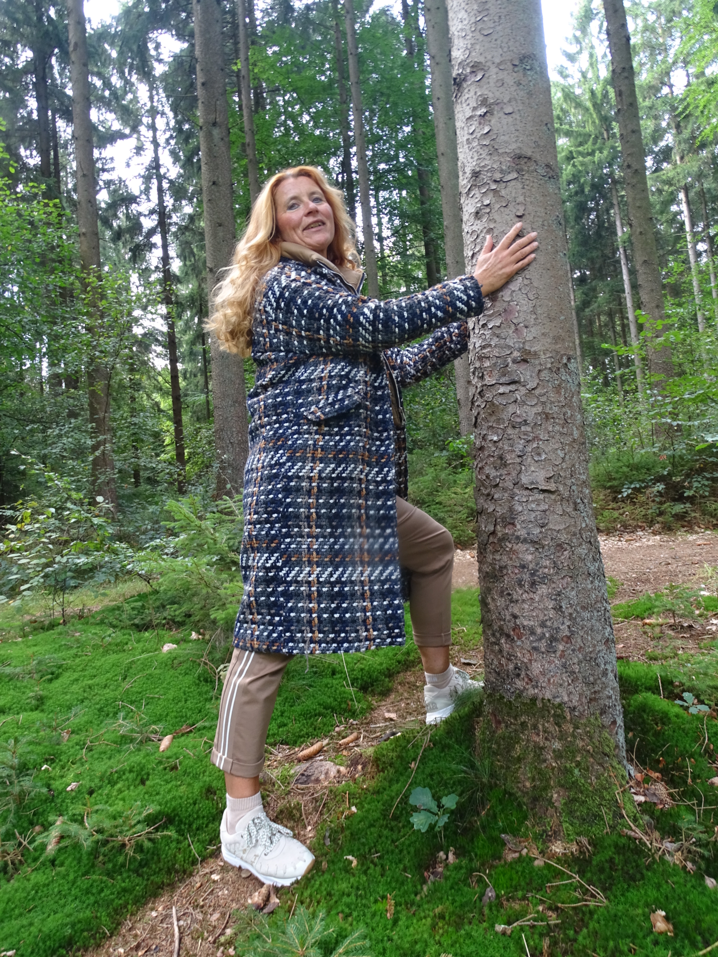 Frau Thiessen im Wald
