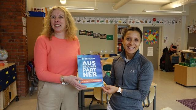 Elvira Plummer in der städtischen Grundschule Årbyskolan erhällt die Auslandsplakette der KKS