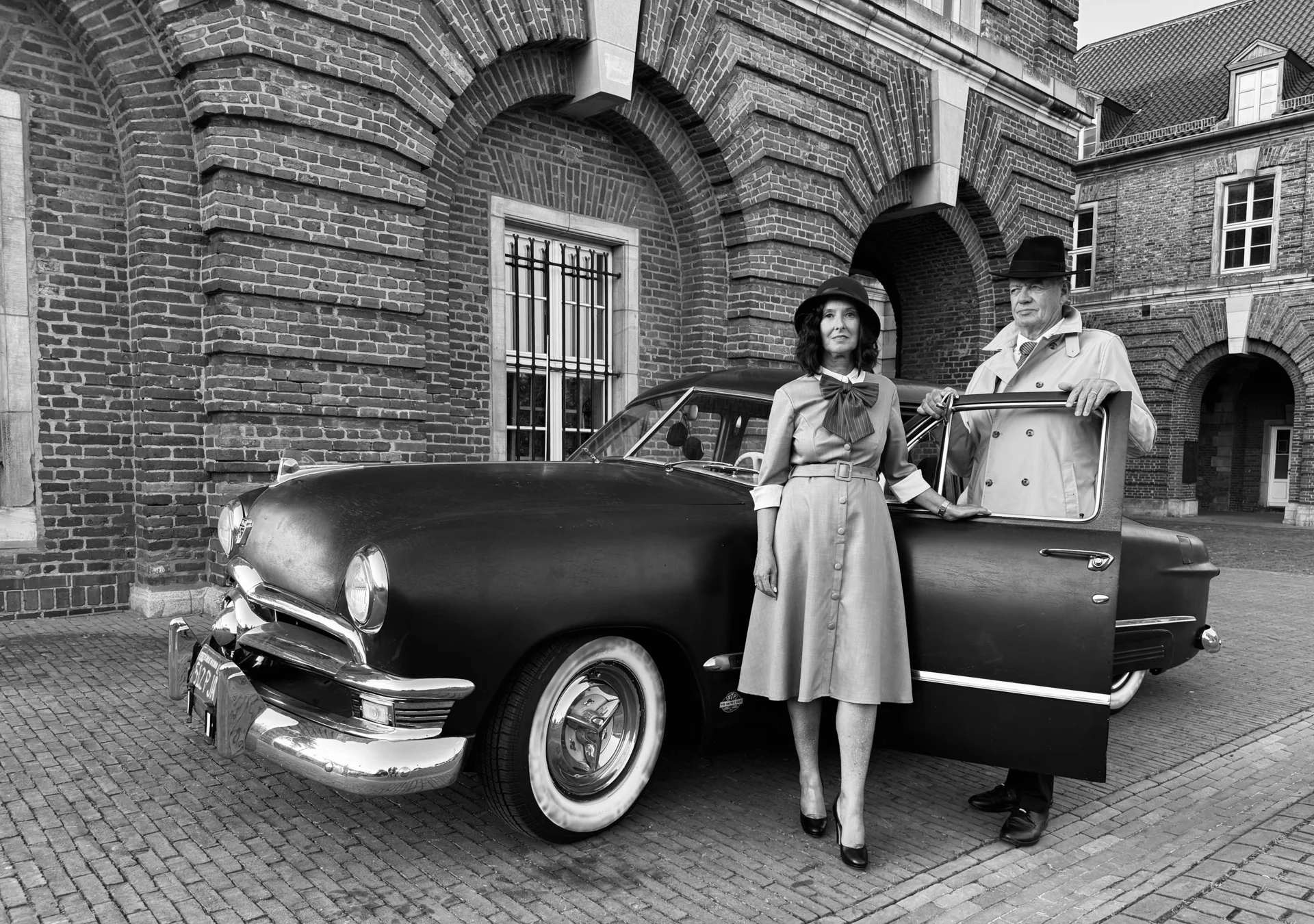 Das hat Stil: Ina und Jörg Neu von der Hanse-Gilde mit dem Ford Custom (1950) vor dem Haupttorgebäude der Zitadelle.